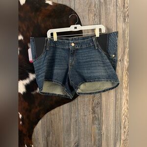 Isabel maternity by Ingrid & Isabel size 14 new w tags blue jean shorts